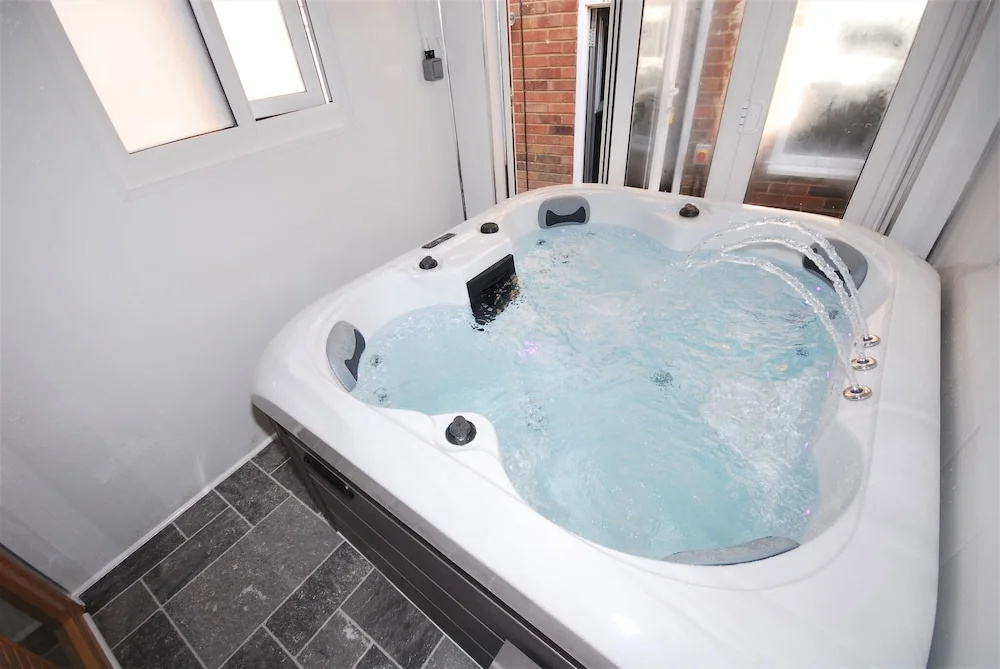 Cozy Hideaway With Hot Tub Sauna Sleeps 7