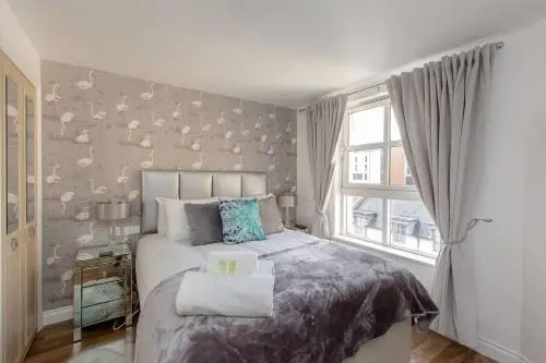 JOIVY Ultra Gorgeous 3bd Old Town Apt w\ Balcony&Parking