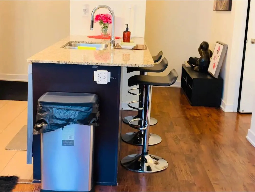 Stylish Cozy 1bedroom Condo in Square one Centre