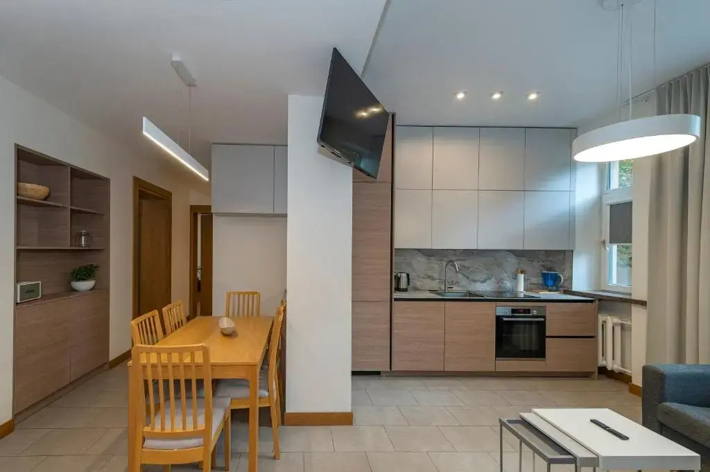 Downtown 4BD Master Apartment by Hostlovers