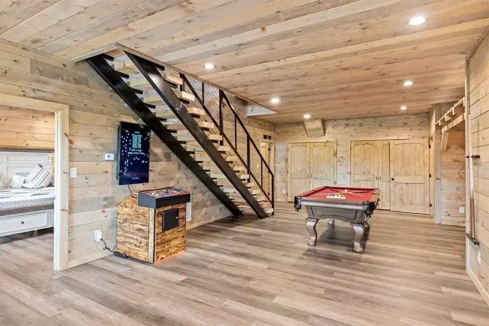 Victoria's Secrets 5 Bedroom Cabin by RedAwning