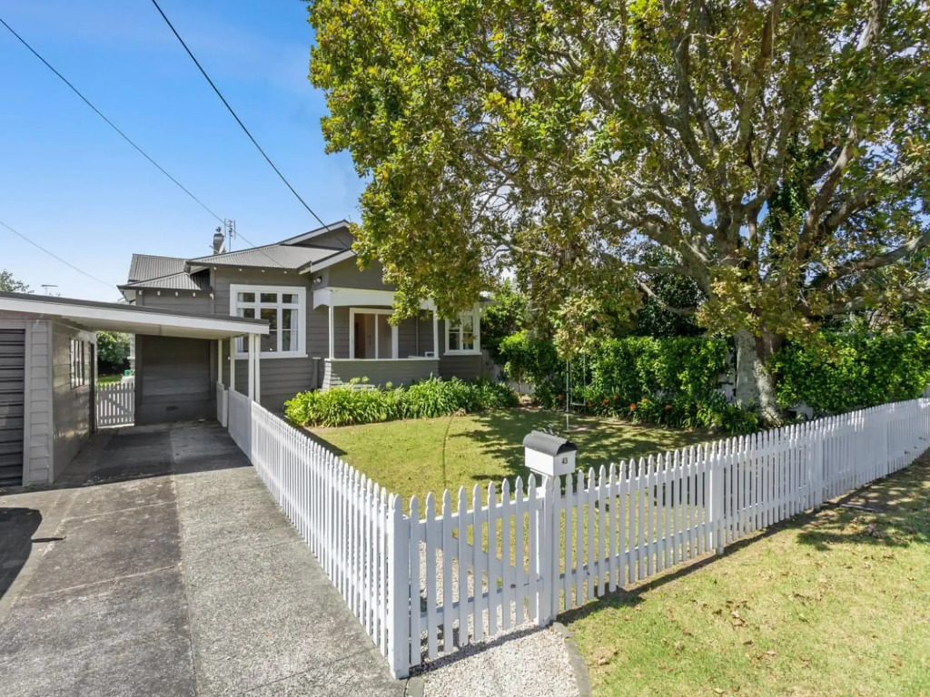 Charming Spacious Home In Birkenhead