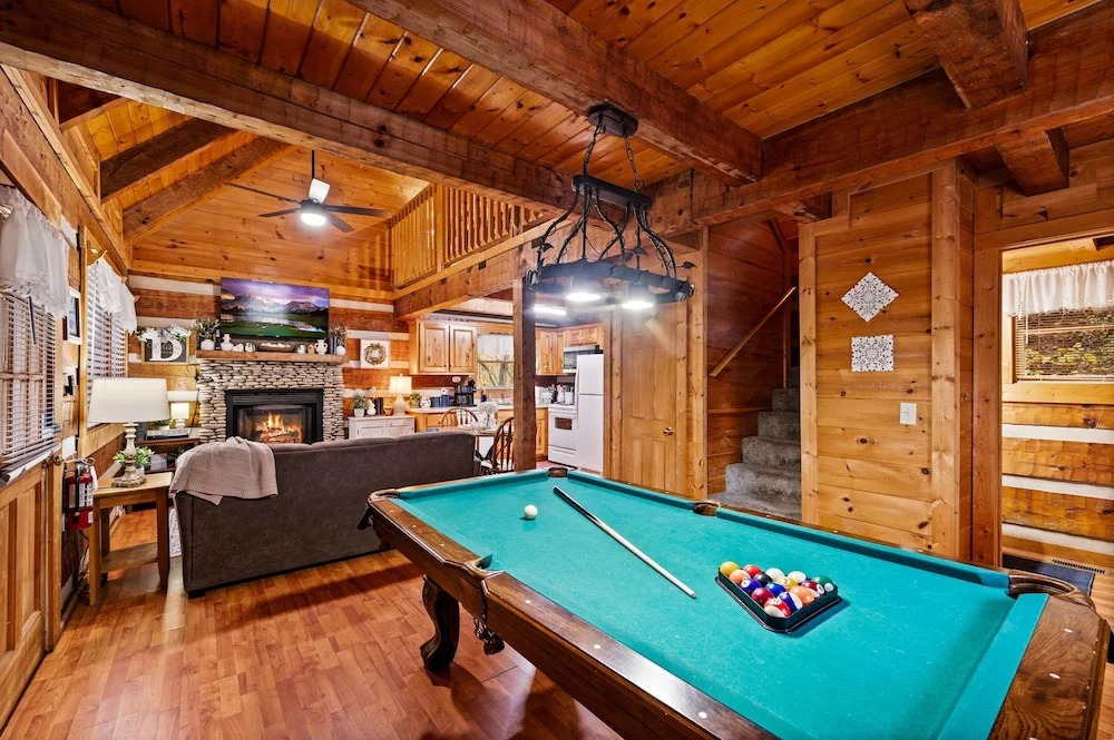Hot Tub View Pool Table Fireplace Honeymoon