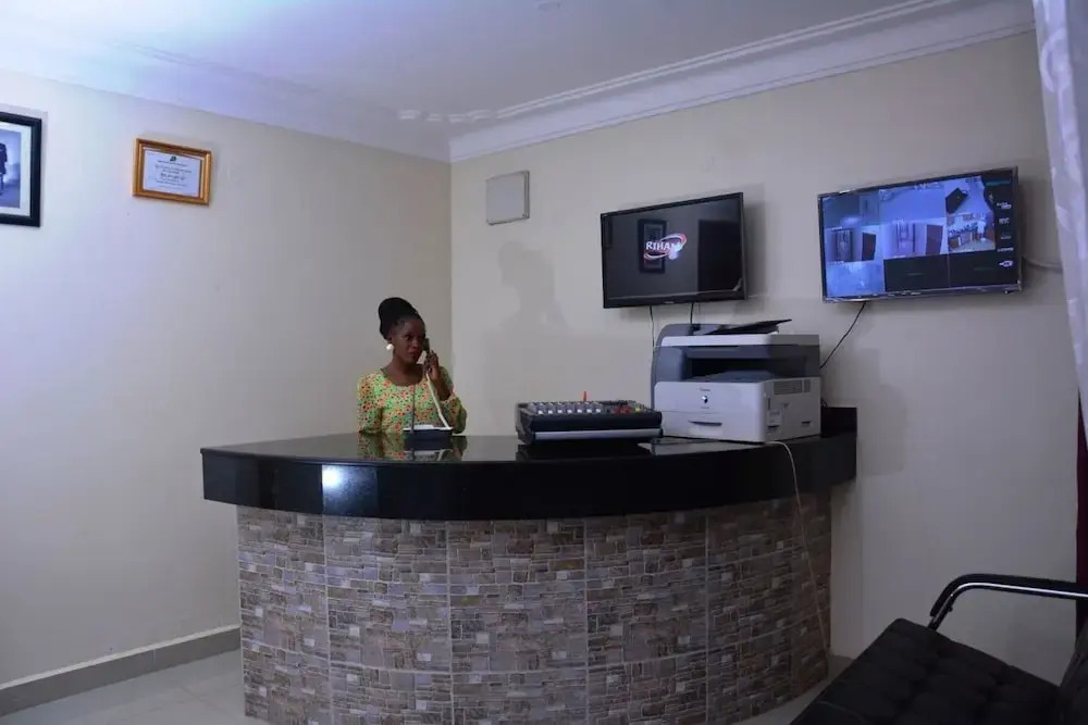 Mak-Queen Hotel