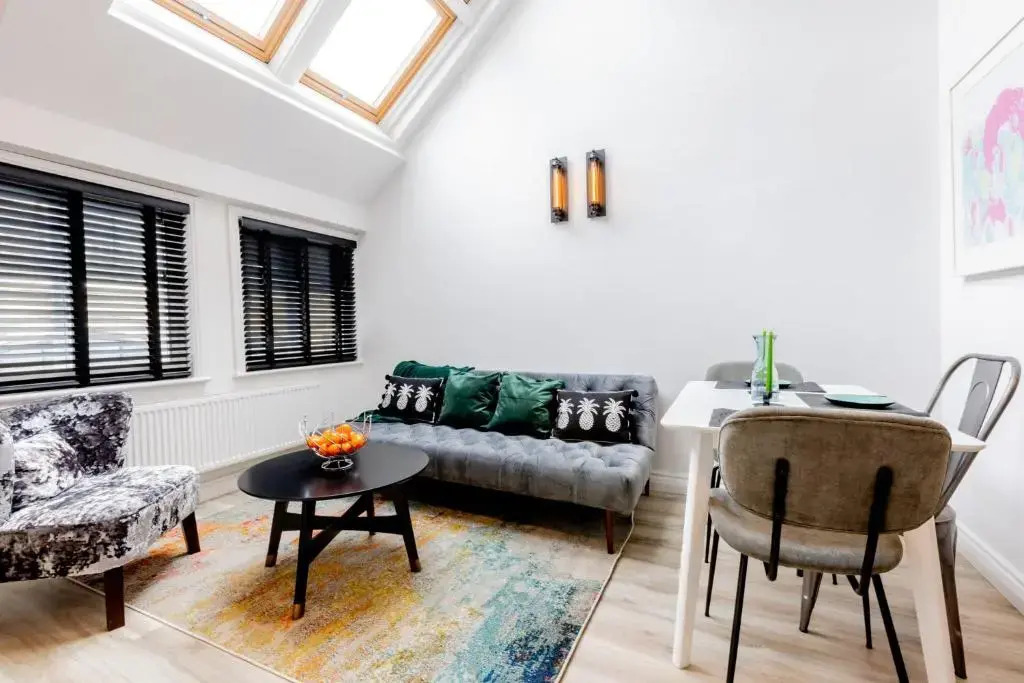 Modern 2 Bedroom Queen Street Apartment