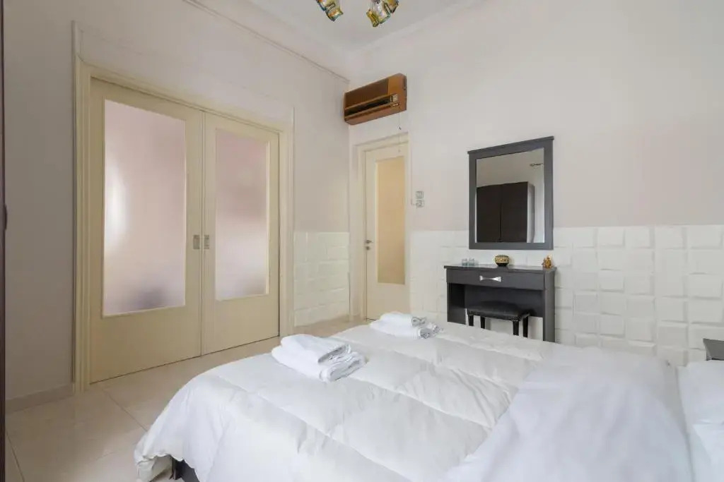 Delightful 2 bedroom flat next to Mikrolimano