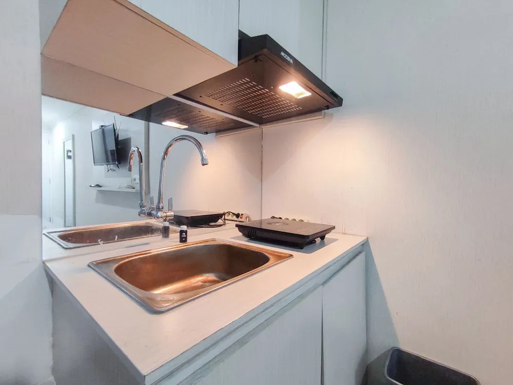 Warm And Cozy Style Studio Room At Paltrow City Apartment