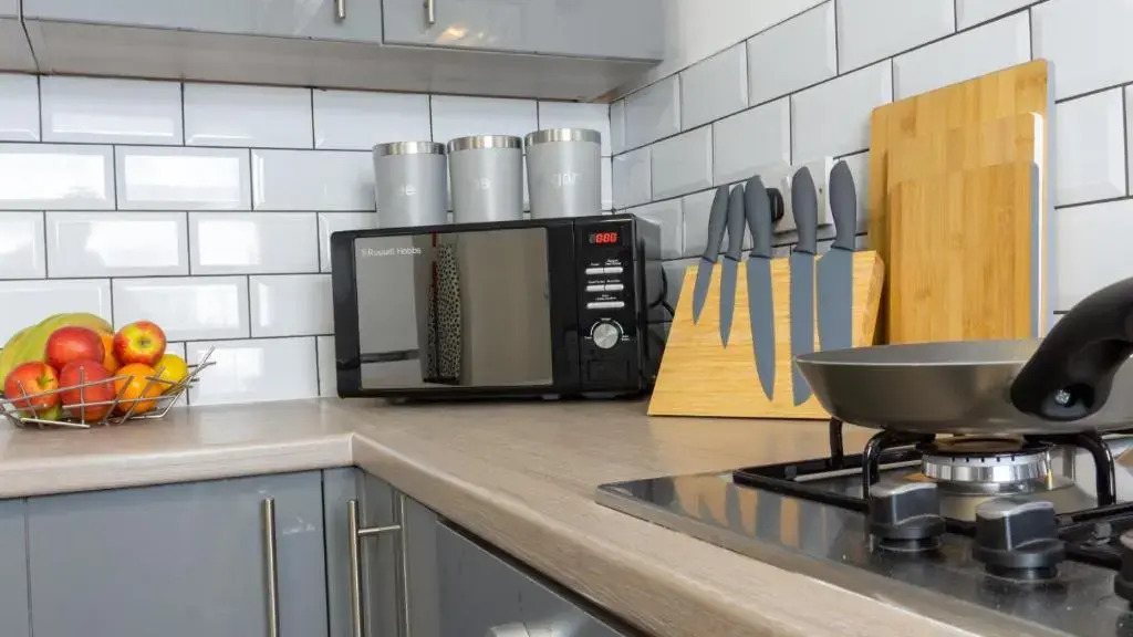 Air Host and Stay - Breckfield house sleeps 14, 7 bedrooms free parking LFC