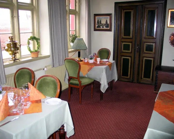 Den Gamle Kro, Gram