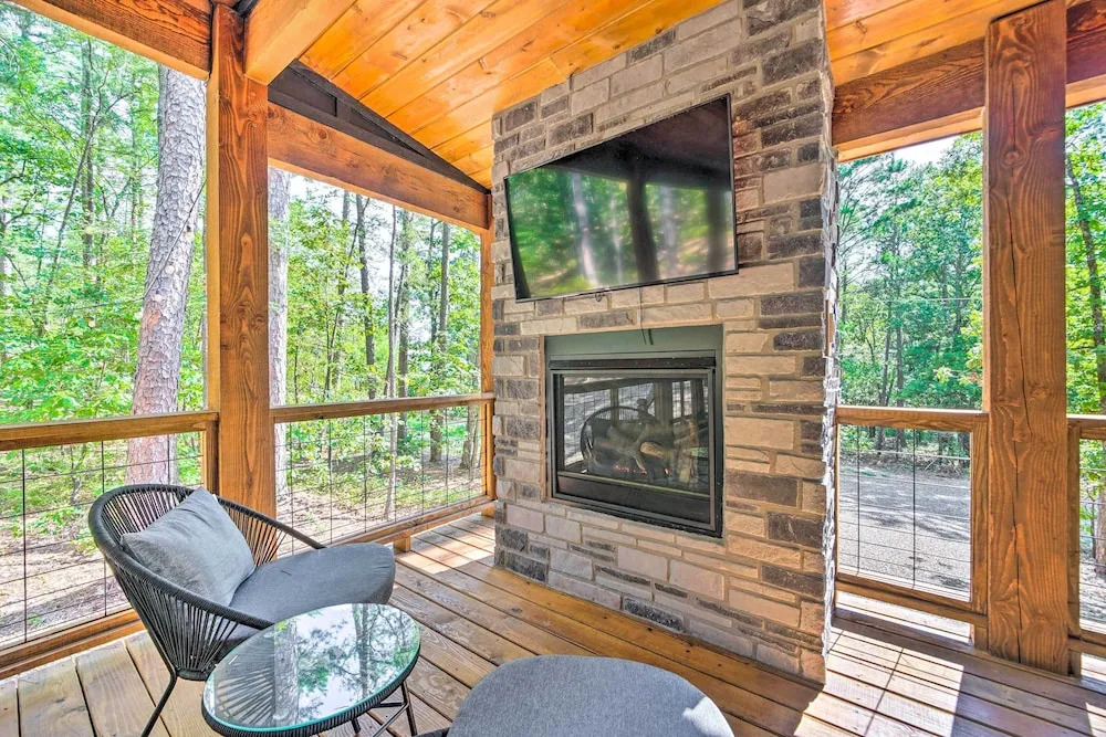 Chic Broken Bow Cabin With Hot Tub & Gas Grill!