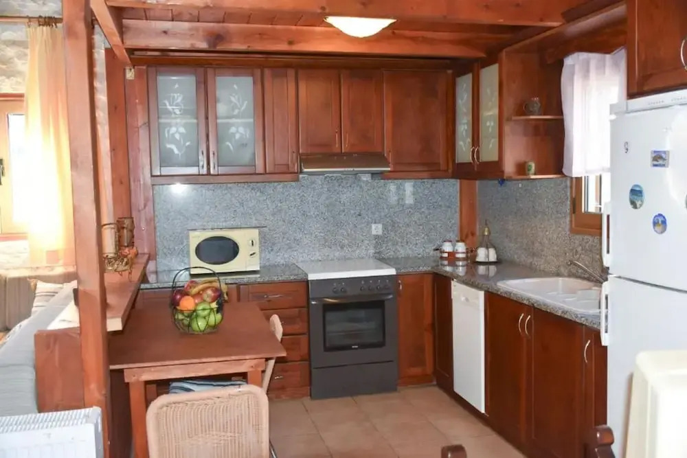 Zaros Traditional House - Private Hot Tub Retreat