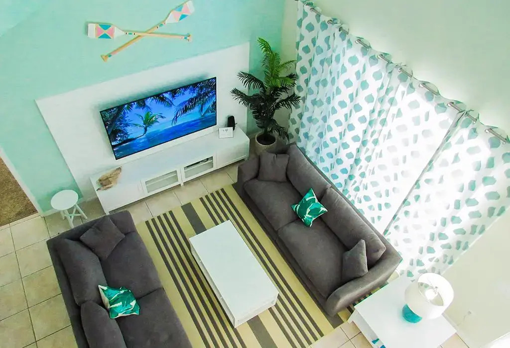 Tropical themed 7-bedroom pool home near Disney!, Kissimmee, US