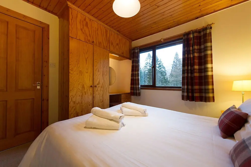Eagle Lodge with stunning loch and mountain view