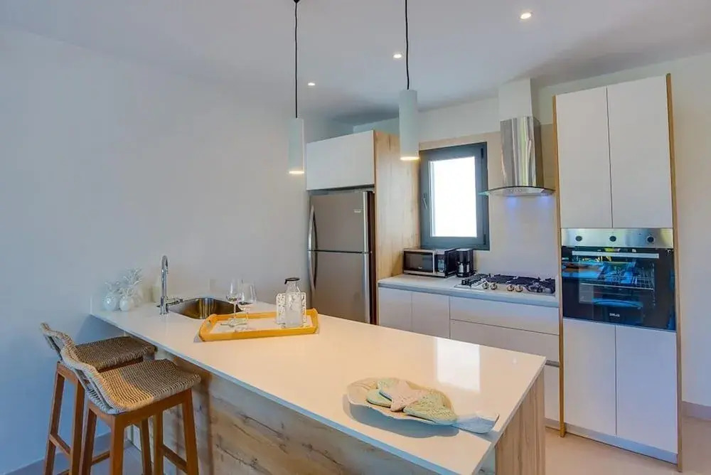 2 bed Condo With Private Picuzzi Steps From the Beach