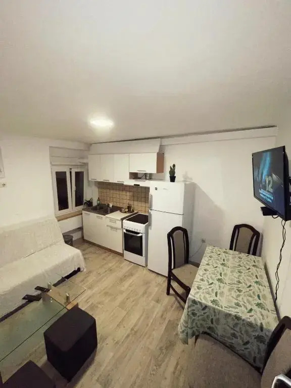 1-bedroom apartment with 3 beds + private parking