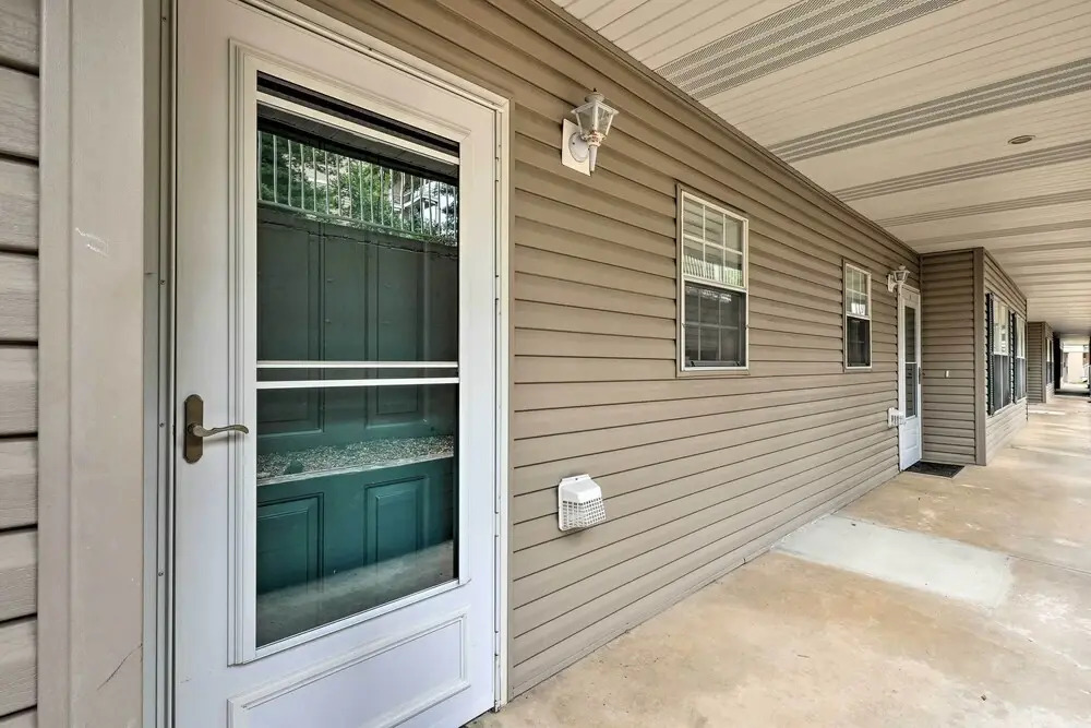 Sun-soaked Lake Taneycomo Condo w/ Furnished Patio