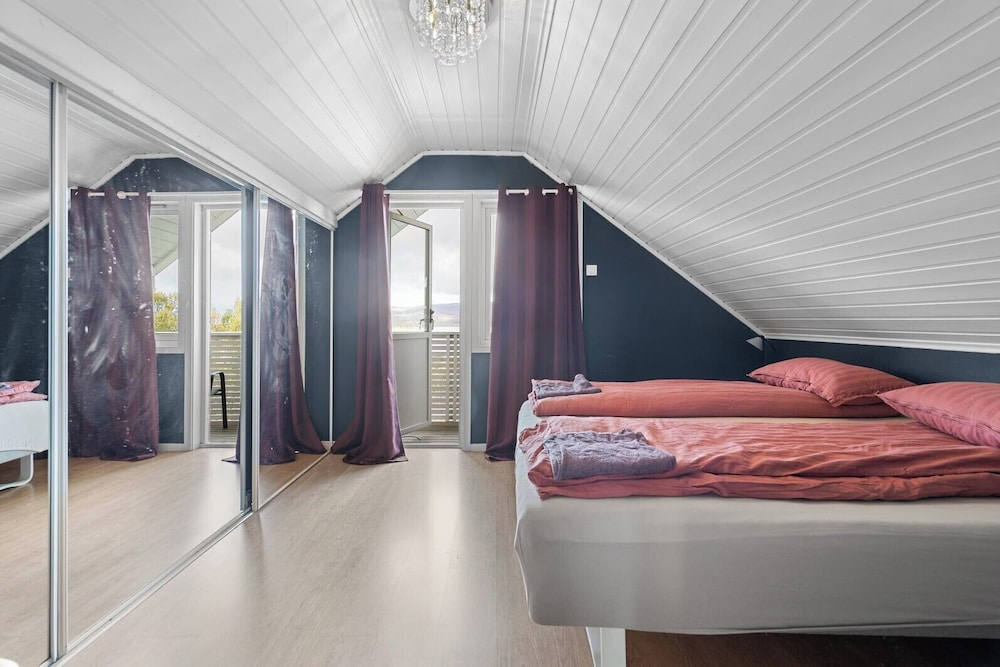 Lovely 4 Bedroom House With the View of Aurora