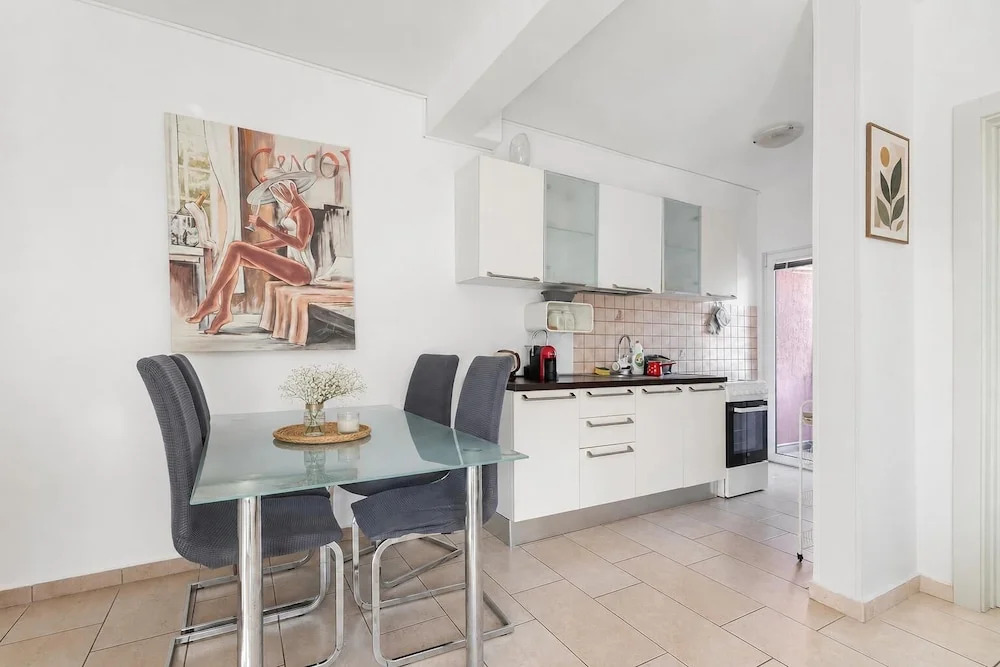 Modern Seaside Apartment With Balcony - Erika