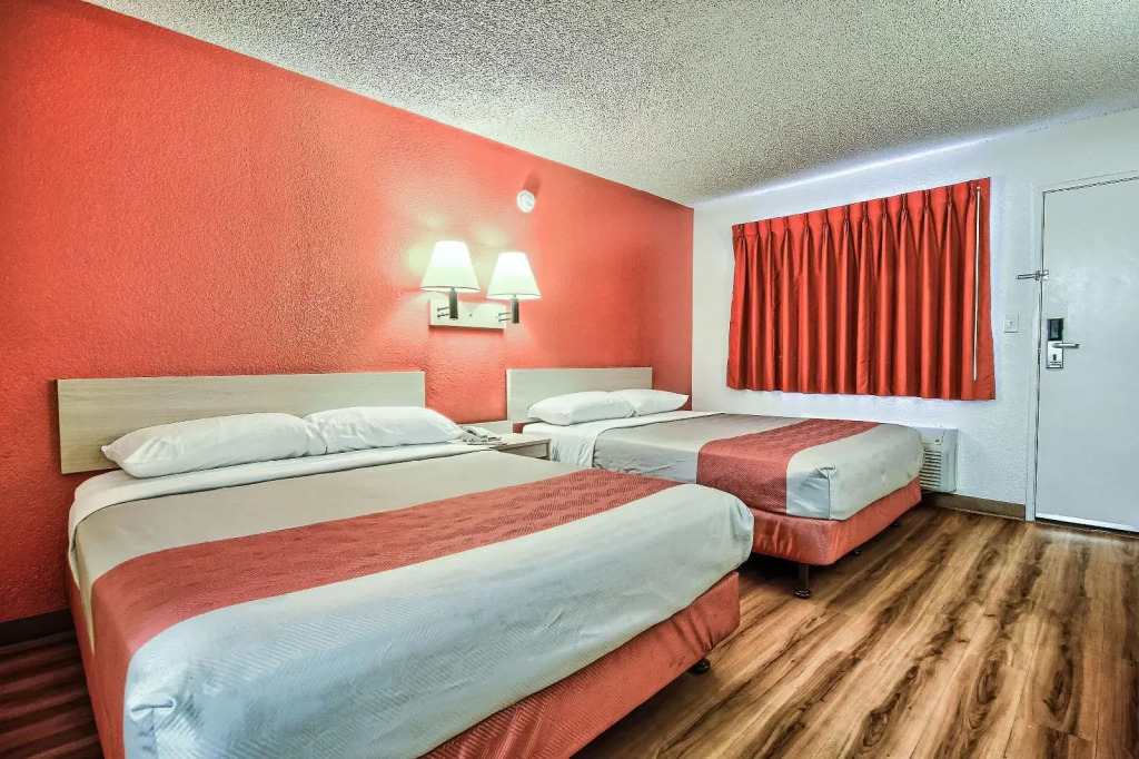 Motel 6 Fresno - Blackstone South