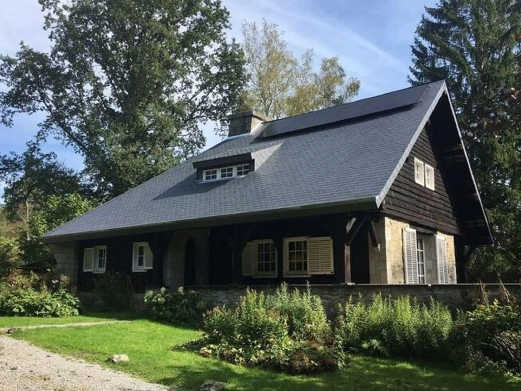 Large hunting lodge with enormous beautiful garden