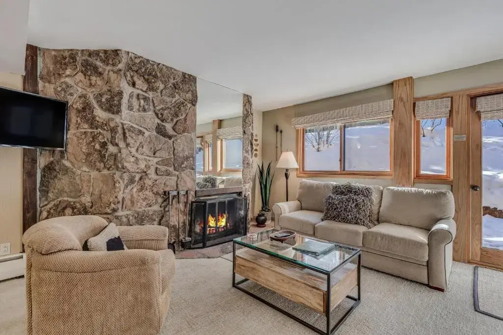 Laurelwood Condominiums 402