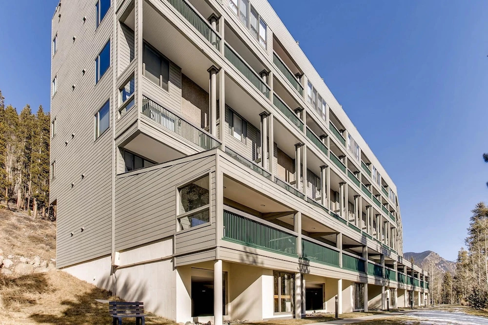 Renovated Studio- Kids Ski Free & On Shuttle Route! Studio Bedroom Condo by RedAwning