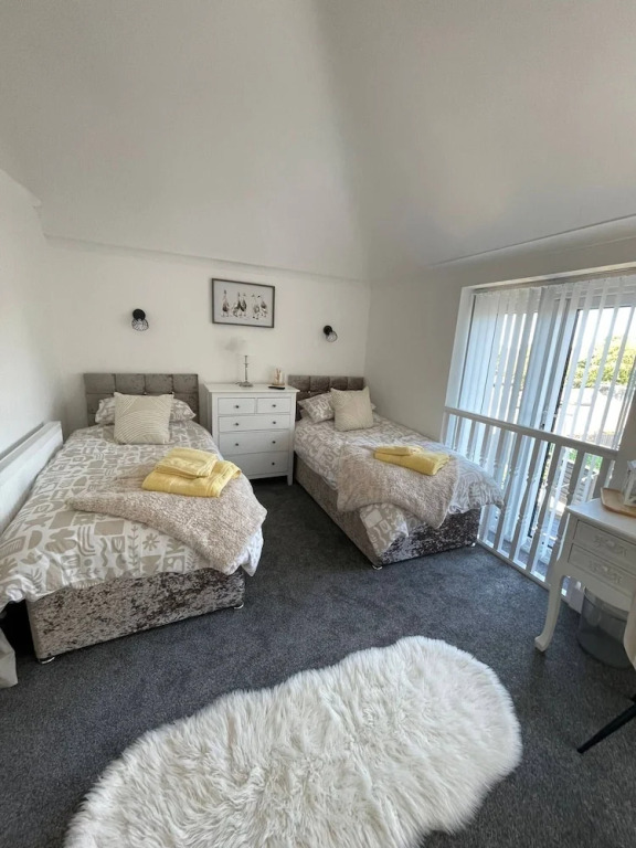 Staysolihull, Large Spacious Corner House,