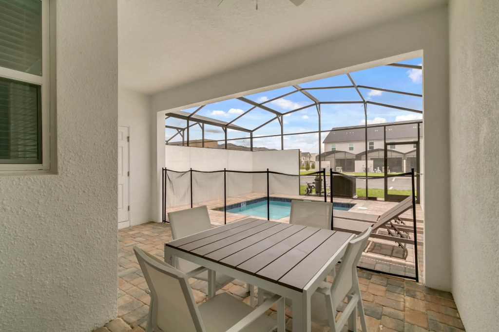 4 Bedrooms 4 Bathrooms Solara 8964 Ad