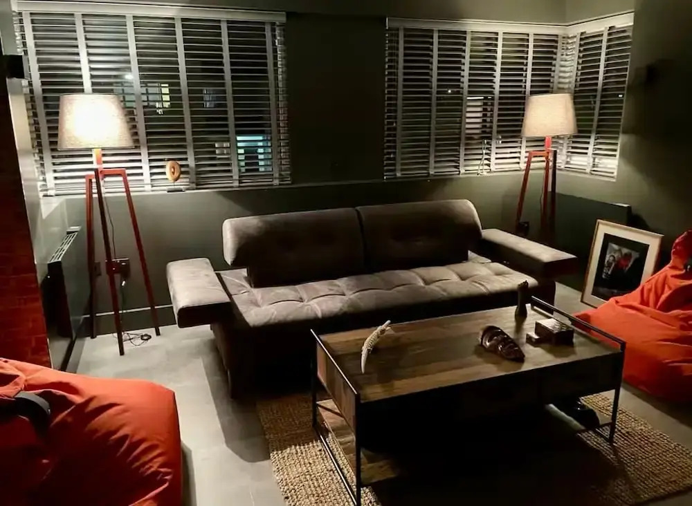 Apartment - Sleeps 4 - Parking - Near Station