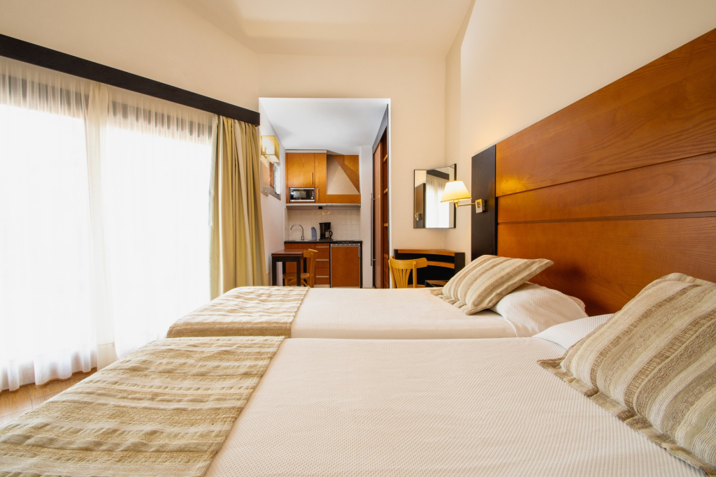 Отель HL Miraflor Suites