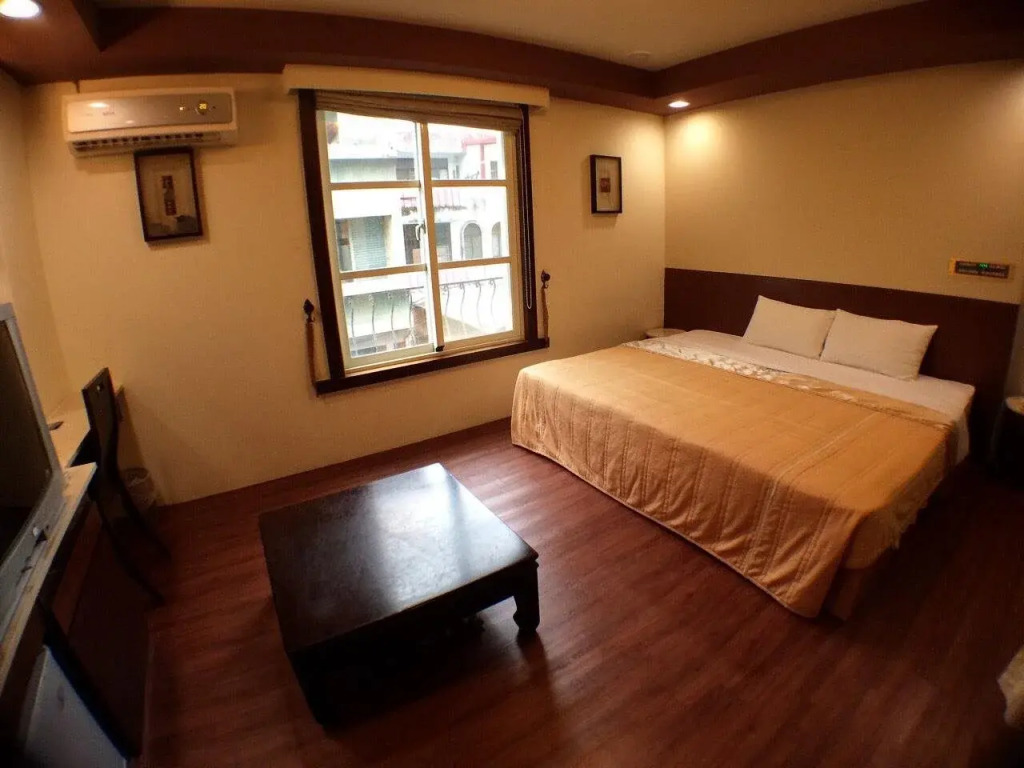 Debonair Hotel
