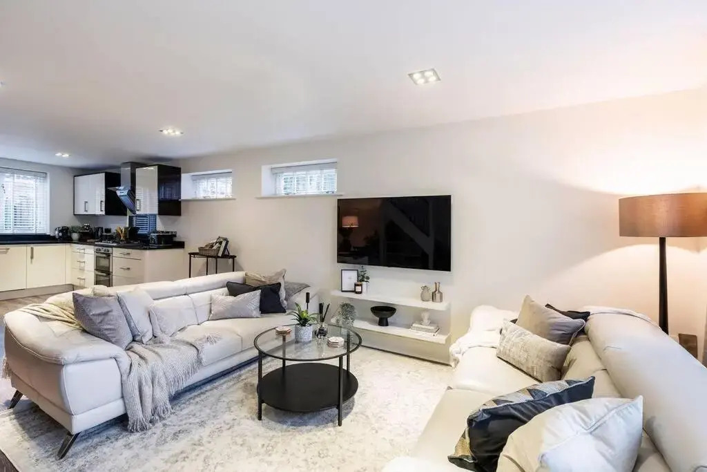 Stunning 2-bed Riverside Luxury Home with Free Parking for Small Car