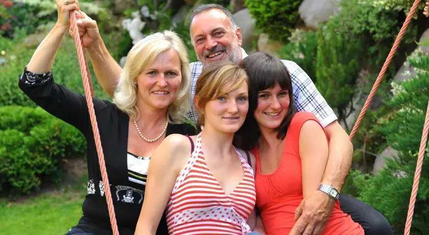 Ansitz Gurtenhof bei Meran, Apartments, Bett und bike Betrieb, eingezäunter Garten, Sauna, Eintritt ins Schwimmbad und Südtirol Pass