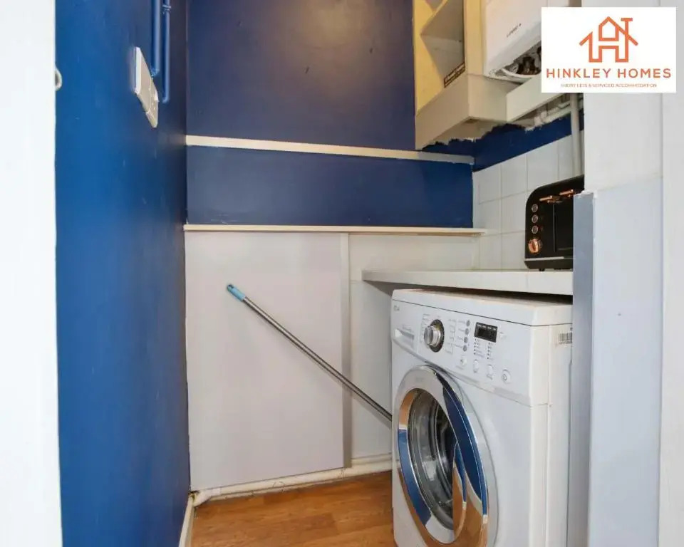 Centrally Tucked Away Private 4bed - Free parking! By Hinkley Homes Short Lets & Serviced Accommodation