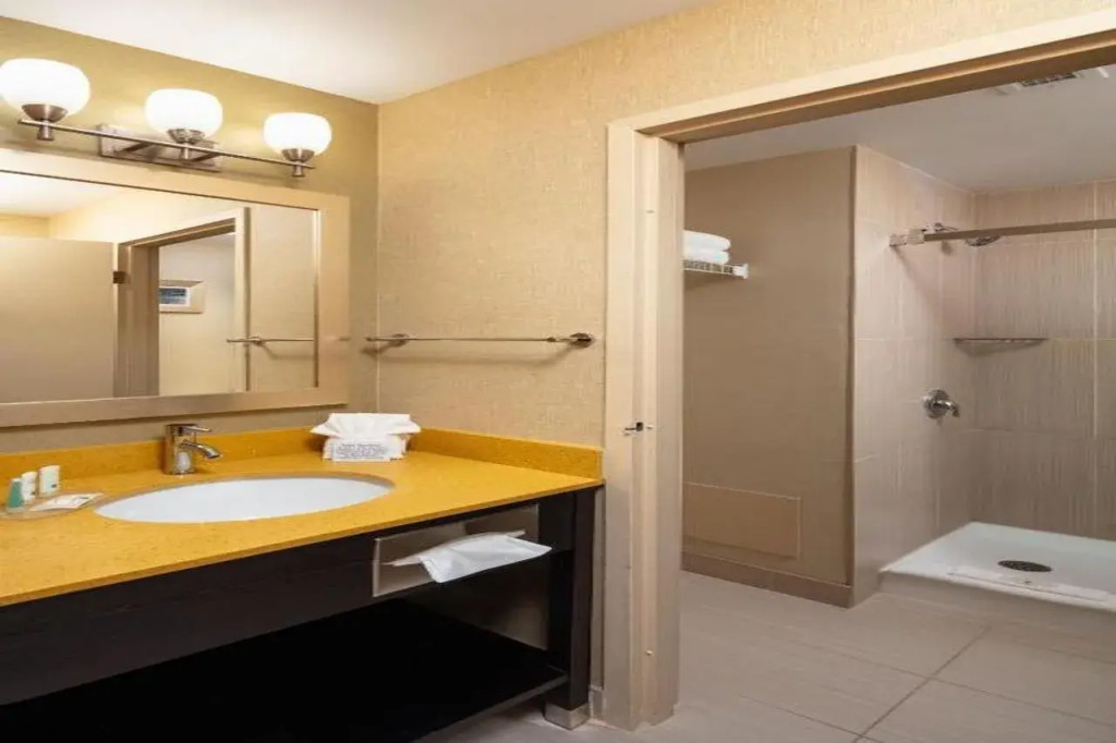 Quality Inn & Suites Windsor - Downtown