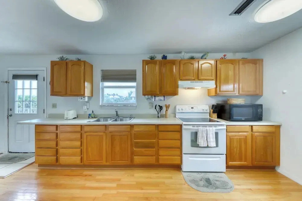 Dog-friendly Home With Beach Access & Deck - Snowbirds Welcome