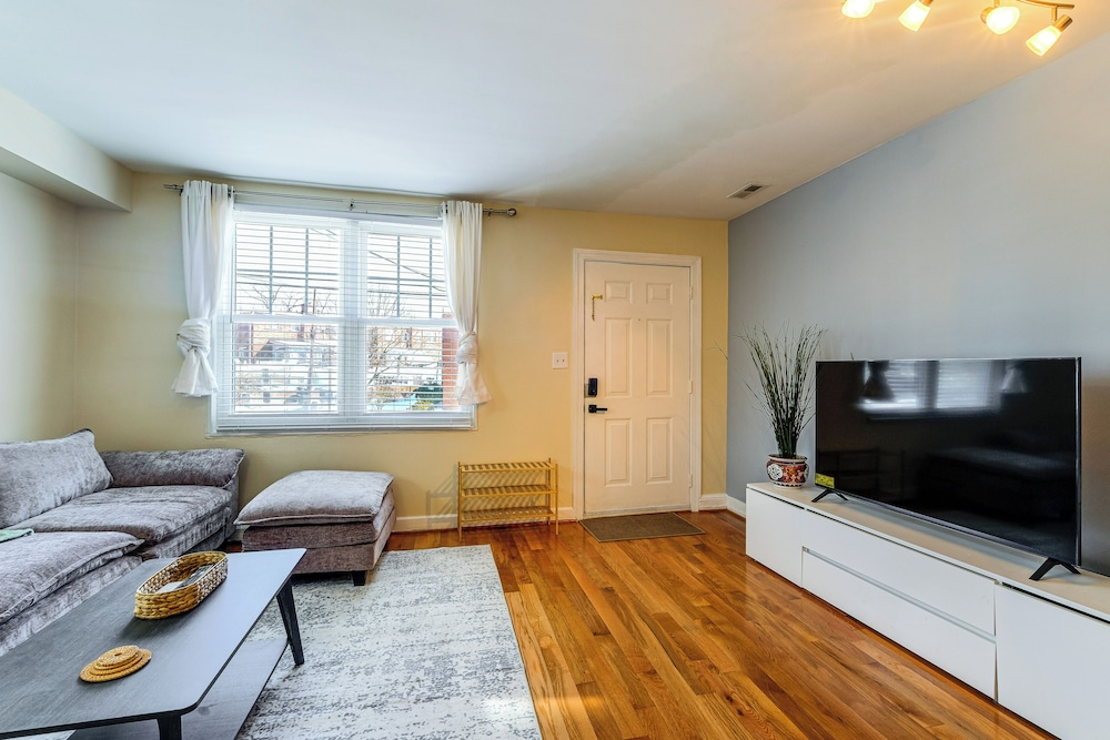 6 Mi to Smithsonian Museums! Convenient Townhome