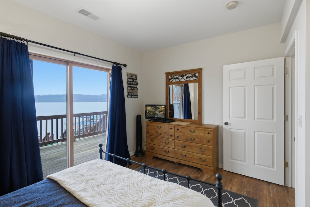 Lakefront Log Cabin With Private Dock, Two Decks & Cozy Comfort at 35mm in Sunrise Beach