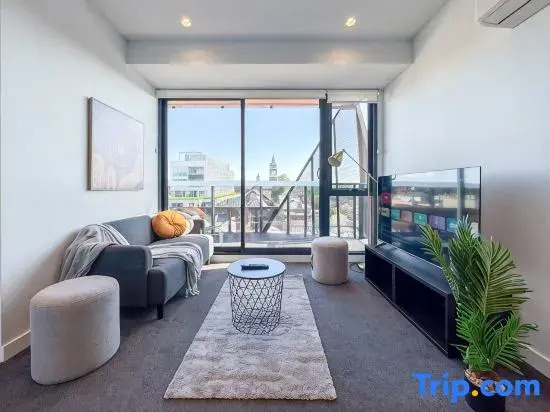 Modern 2B Apt with Views Near Swinburne University