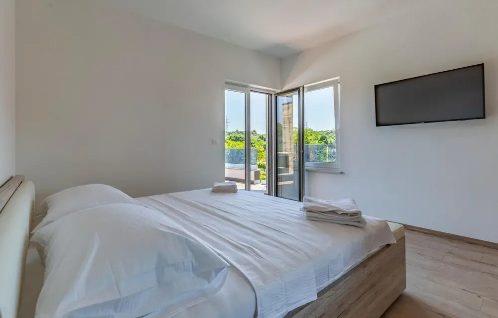 Awesome Home in Pula with Outdoor Swimming Pool, Hot Tub & 3 Bedrooms