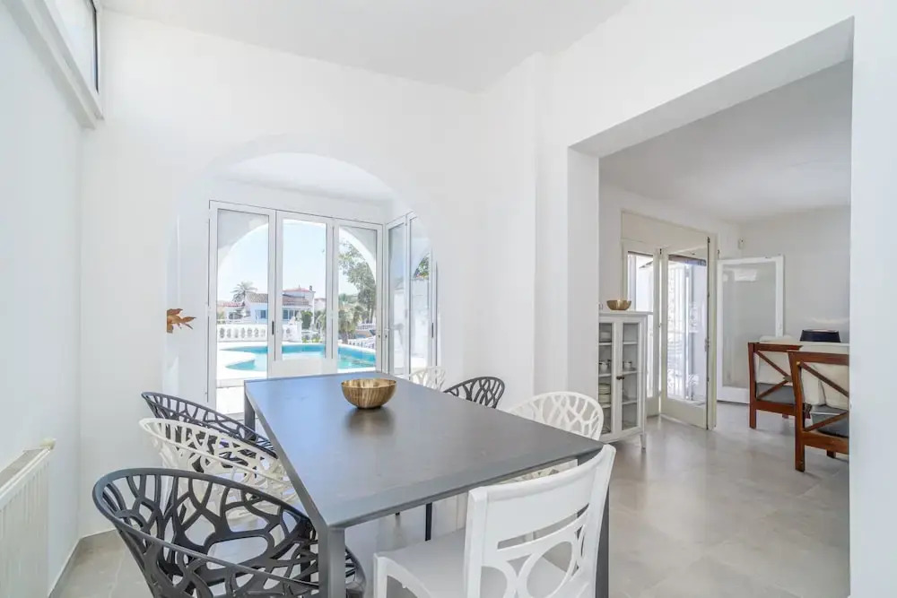 Apartment in Empuriabrava Near Beach