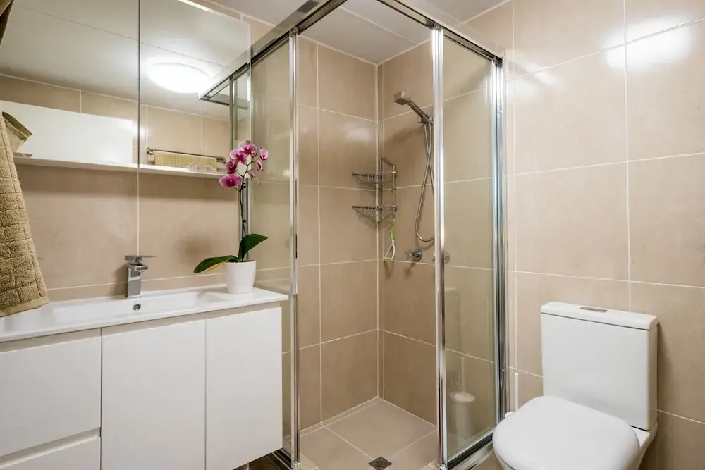 Private G/F 1 bedroom Carlton Apartment Cross the Road to Beach
