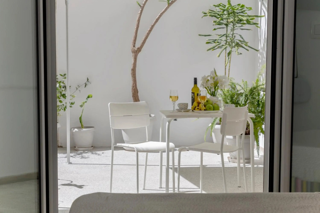 Attiki sunshine apartment with terrace. vipgreece.