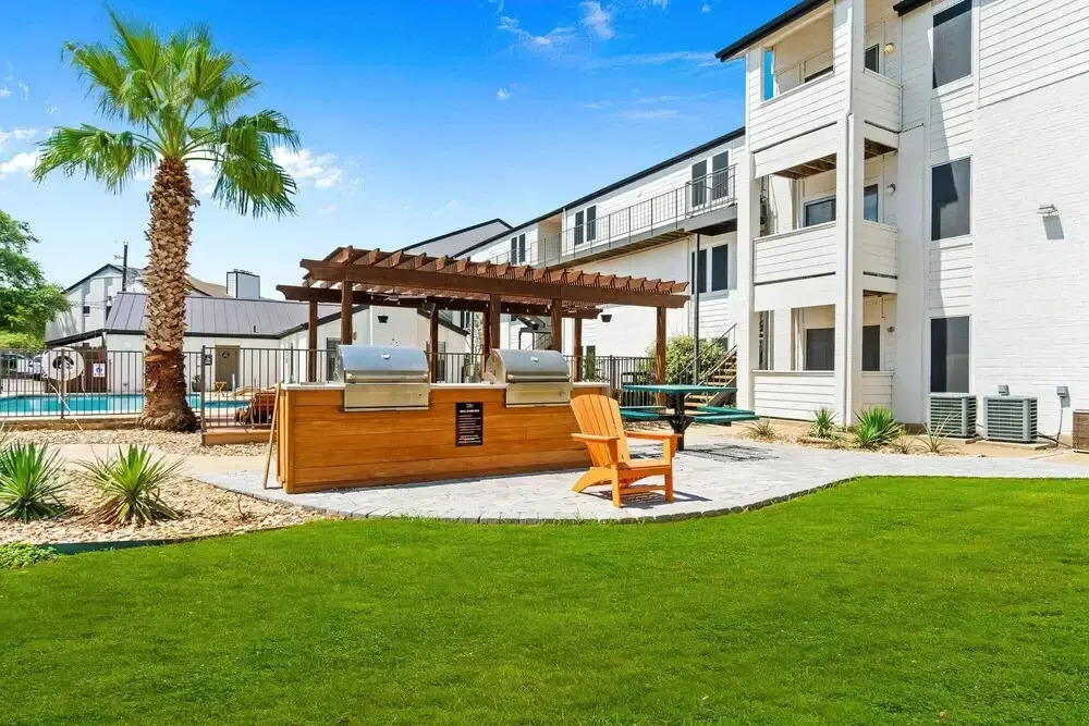 Roomy Sola 1BR King Suite Close to DT w Pool