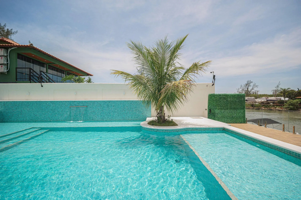 Casa Moderna com Quatro Suítes no Canal da Marina