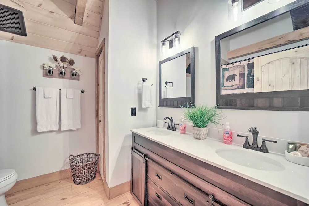 Luxe Log Cabin w/ Modern Finishes & Mtn Views