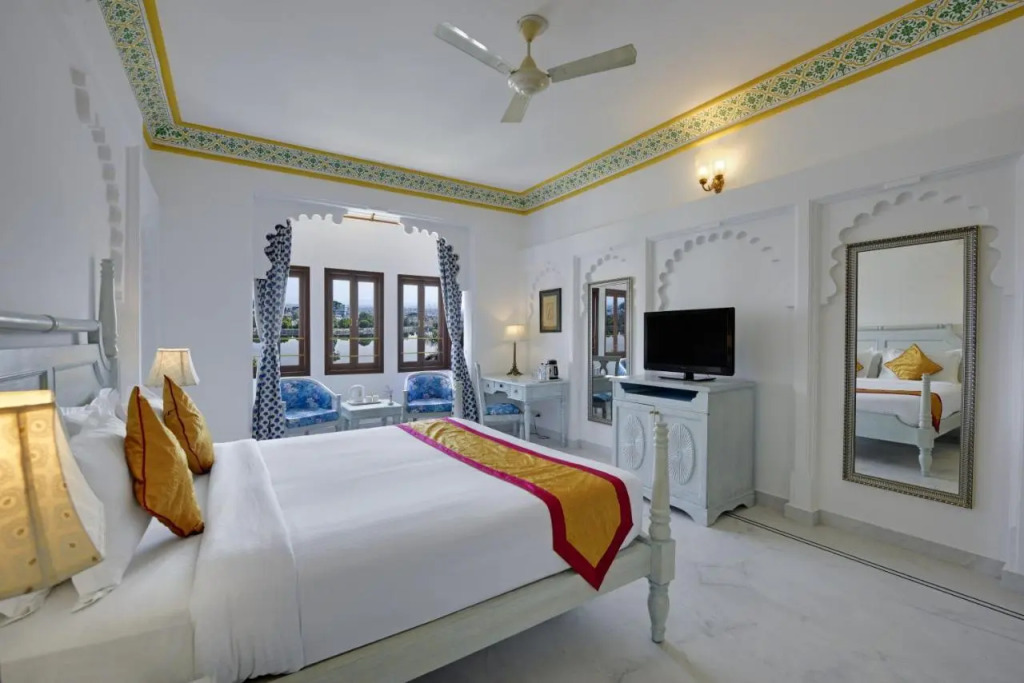 Swaroop Vilas - Lake Facing Boutique Hotel