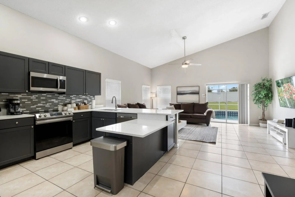 Cozy 5 bedrooms, tranquility right next to Disney!