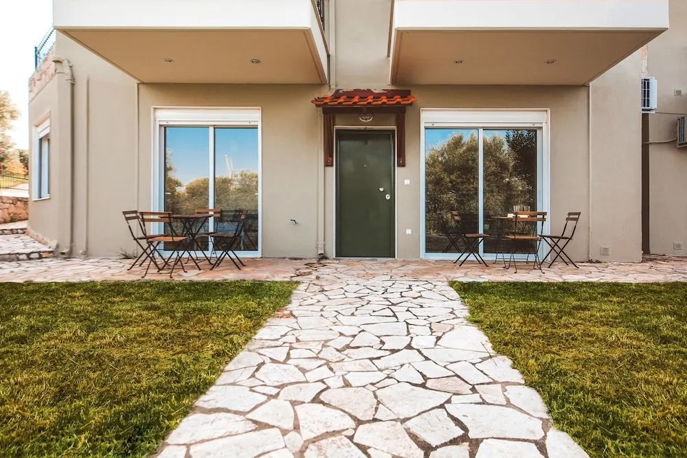 Chloe Apartments by QR booking