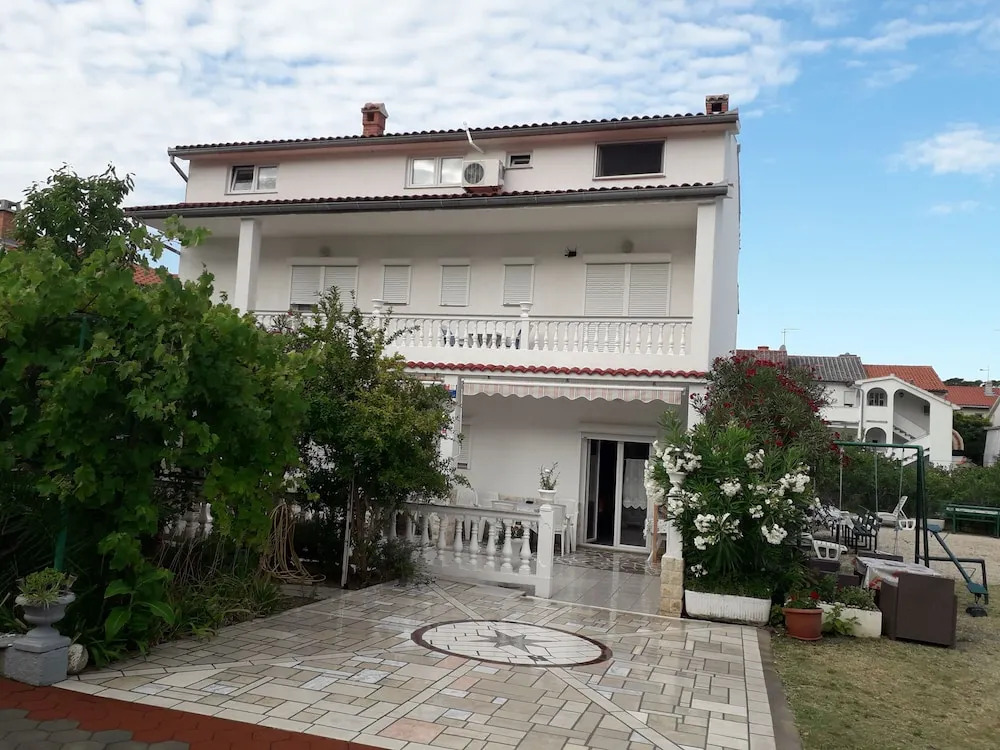Charming Palit Kroatien Holiday House With Garden